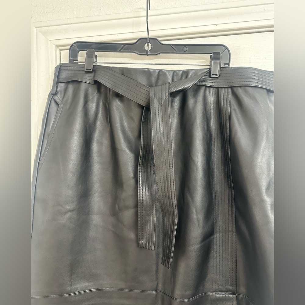 **NWOT Faux Black Leather Skirt 18/20 - Picture 3 of 6